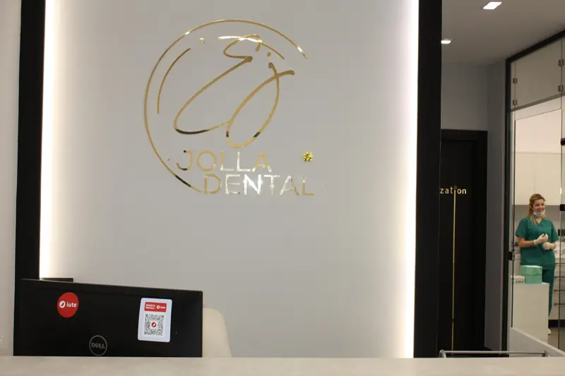L’ingresso di Jolla Dental a Tirana